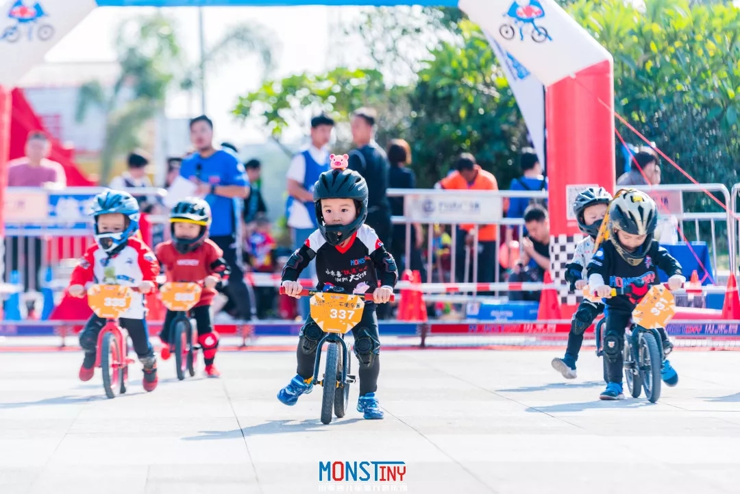 赛领赞助汕头小乖兽儿童骑行俱乐部举办的“儿童平衡车比赛”